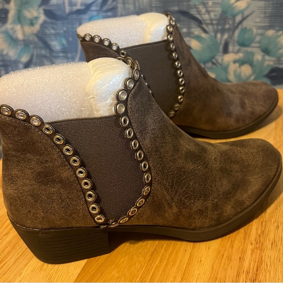 Sbicca Murphy Ankle Boot Taupe
6 women's NIB - Picture 2 of 4